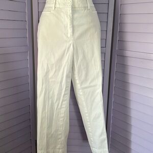 TALBOTS Perfect Skimmer size 6 white capris.  Button with closure at ankle